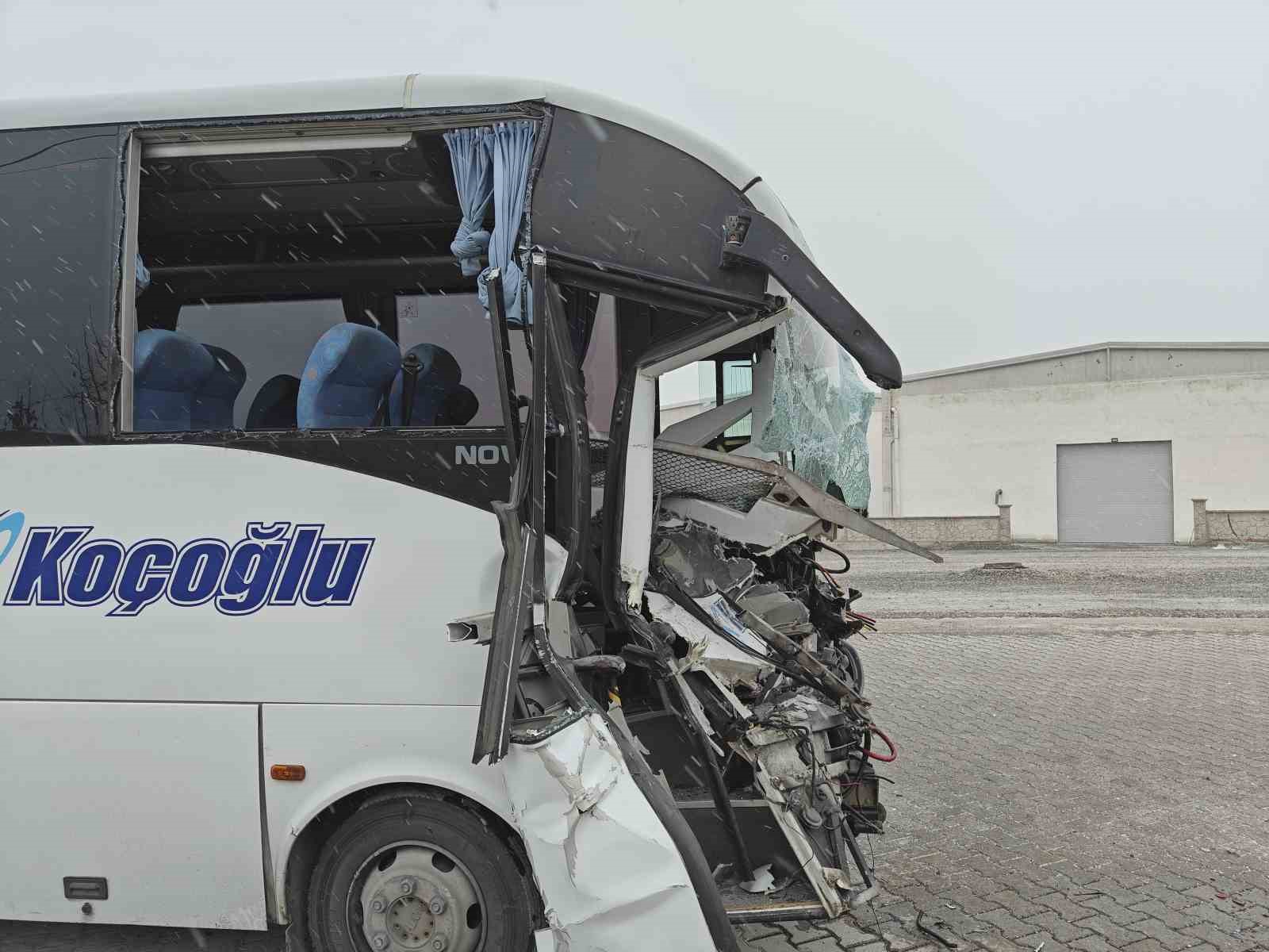 isci servisi tir dorsesine arkadan carpti 22 yarali 4 CNryJDXI