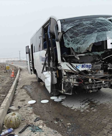isci-servisi-tir-dorsesine-arkadan-carpti-22-yarali-ujlPXDsT.jpg