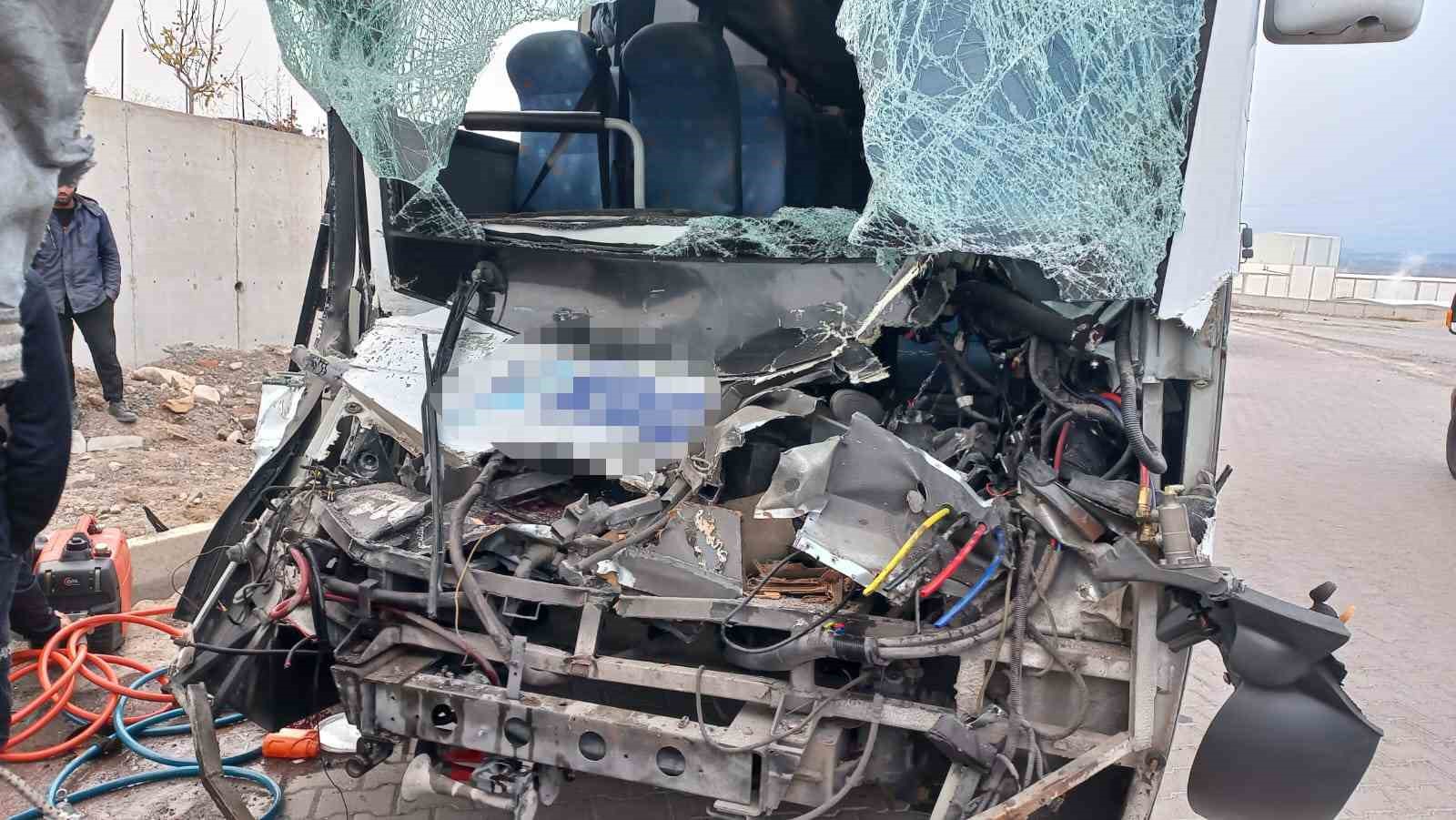 İşçi servisi tıra arkadan çarptı: Çok sayıda yaralı var 4 isci servisi tira arkadan carpti cok sayida yarali var 0 Qg9dNLNy