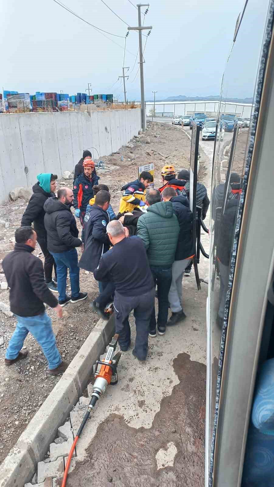 İşçi servisi tıra arkadan çarptı: Çok sayıda yaralı var 5 isci servisi tira arkadan carpti cok sayida yarali var 1 ZYsEkVyP