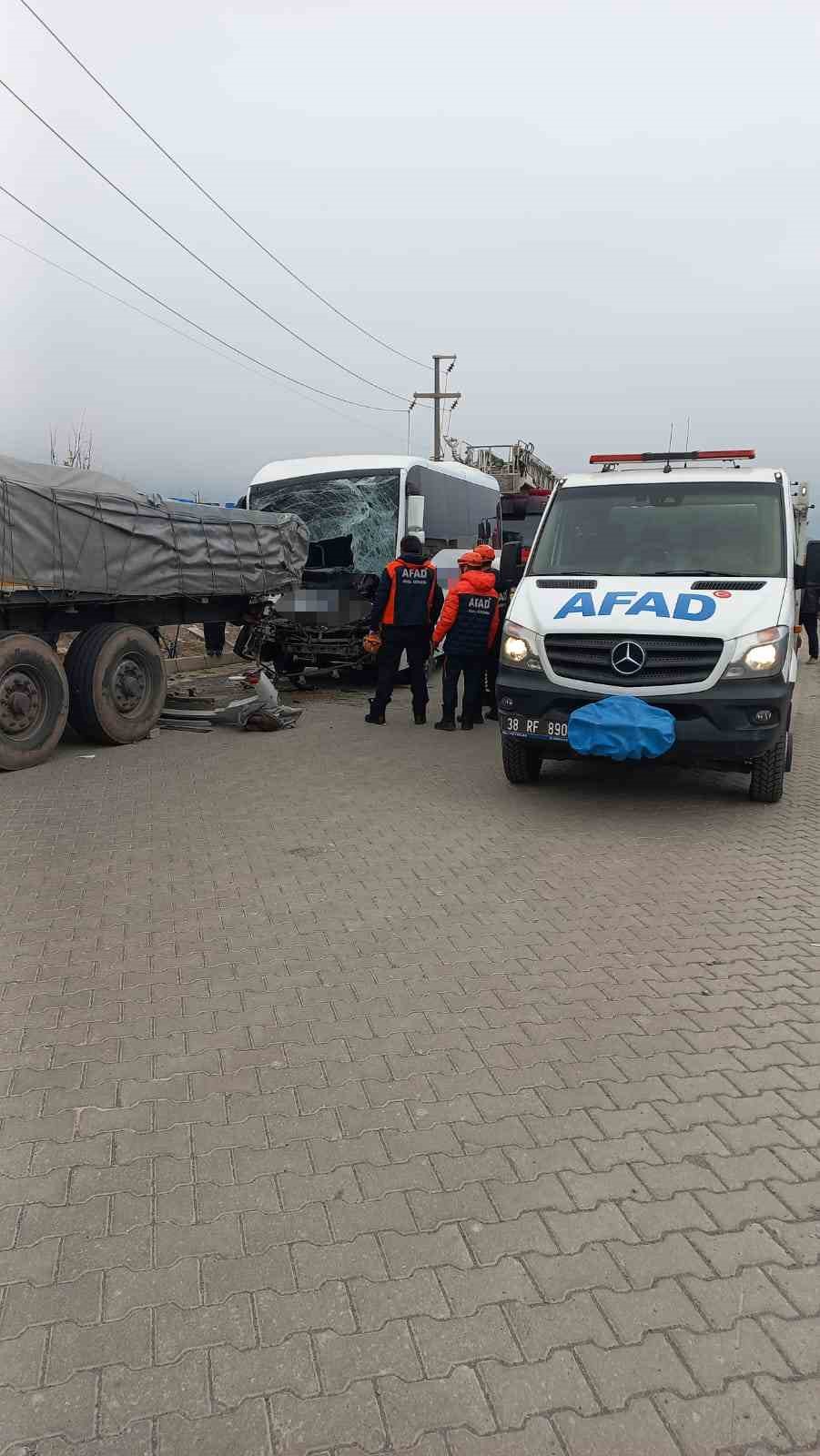 İşçi servisi tıra arkadan çarptı: Çok sayıda yaralı var 6 isci servisi tira arkadan carpti cok sayida yarali var 2 XkPS1w6l
