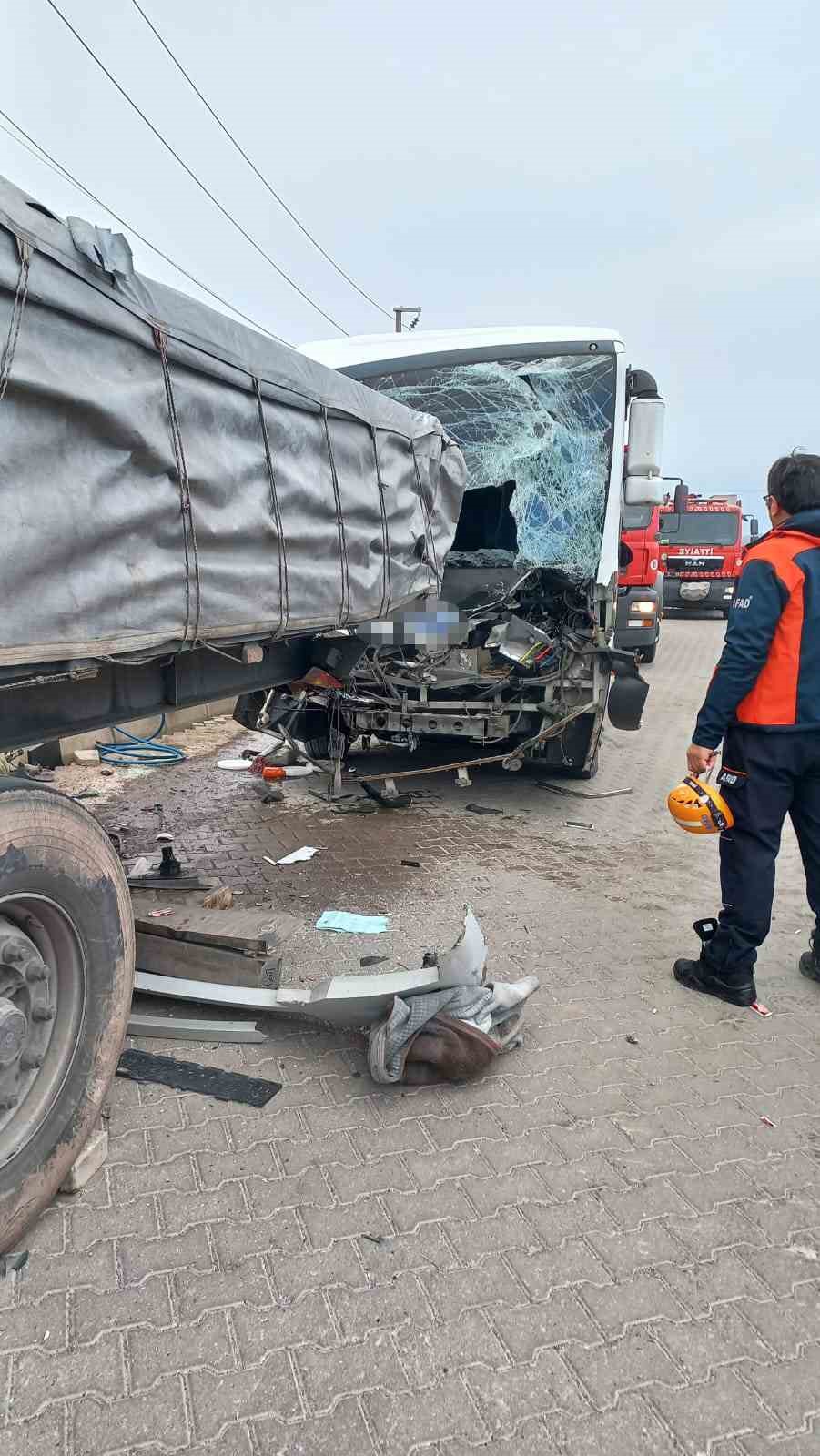 İşçi servisi tıra arkadan çarptı: Çok sayıda yaralı var 7 isci servisi tira arkadan carpti cok sayida yarali var 3