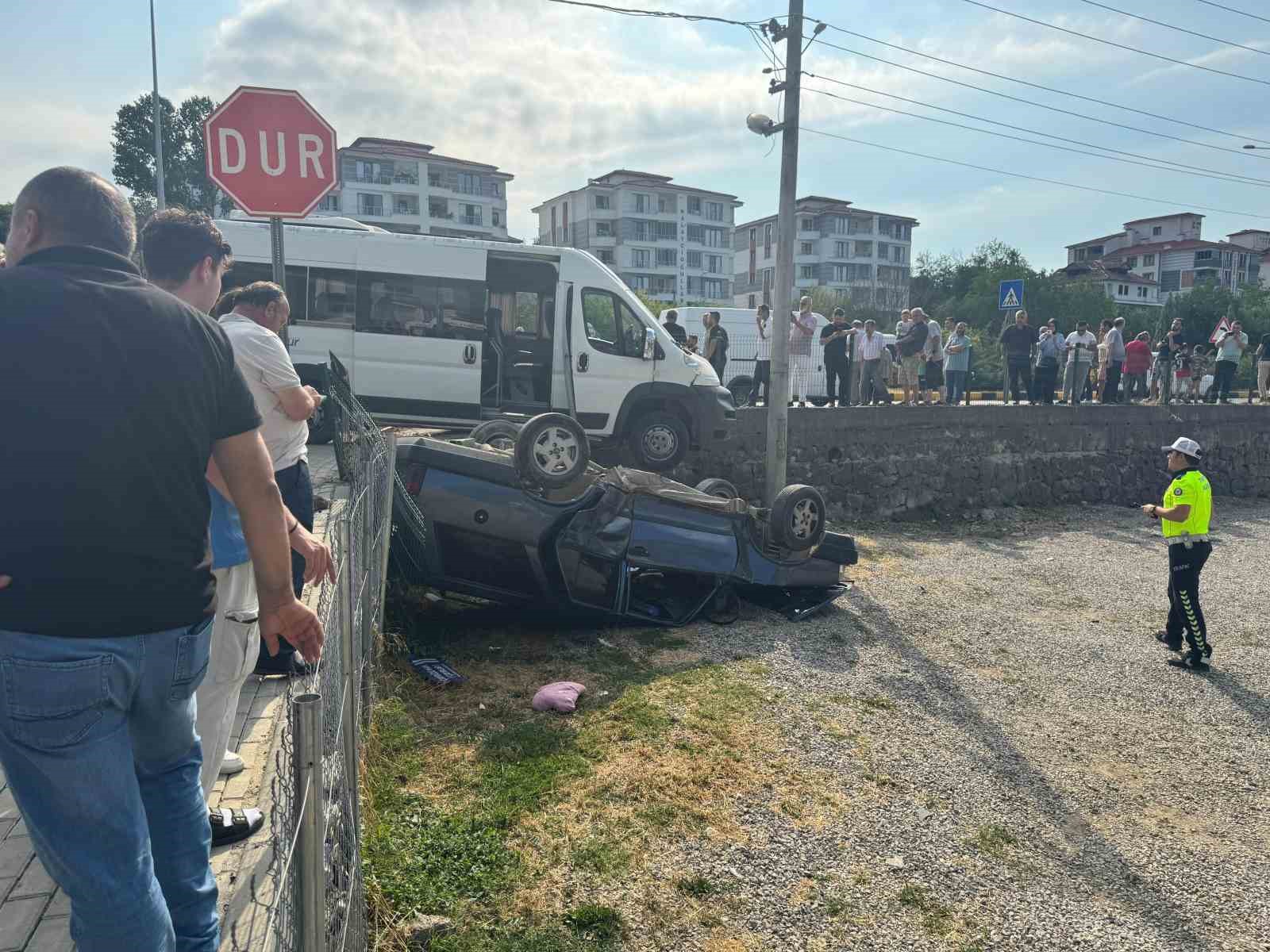 isci servisiyle carpisan otomobil bahceye uctu 3 yarali 0 ytcV1q98