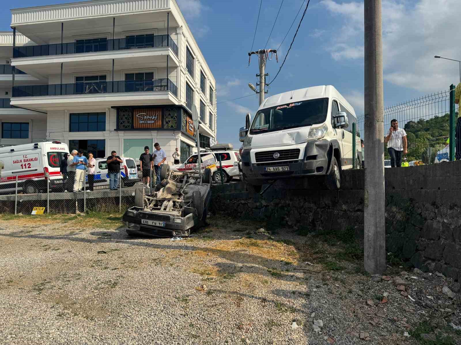 isci servisiyle carpisan otomobil bahceye uctu 3 yarali 1 TSQ3iE46