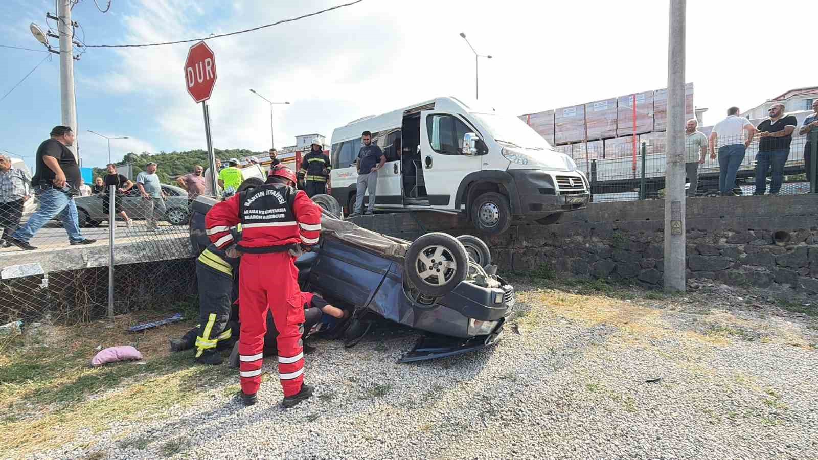 isci servisiyle carpisan otomobil bahceye uctu 3 yarali 3 7SOqkeaY