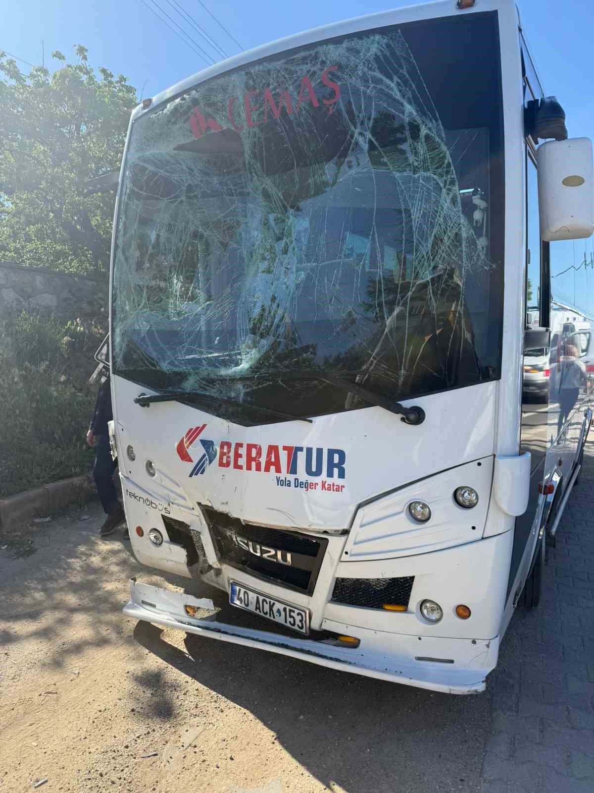 İşçi servisleri çarpıştı: 20 yaralı 5 isci servisleri carpisti 20 yarali 1