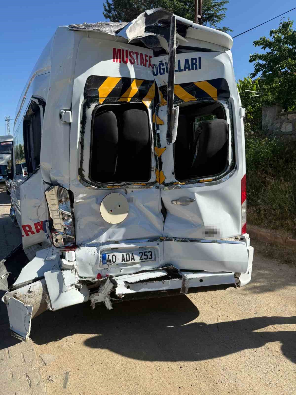 İşçi servisleri çarpıştı: 20 yaralı 6 isci servisleri carpisti 20 yarali 2