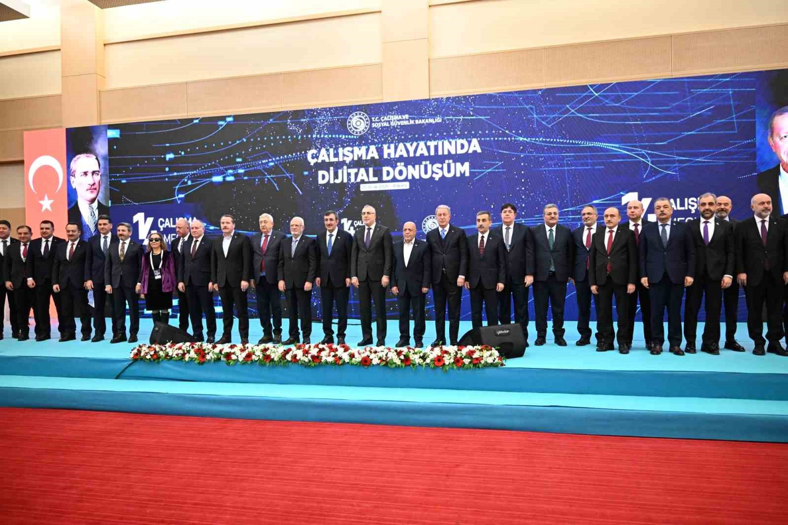 İşçi ve memur konfederasyonlarından dijital dönüşüm uyarısı: "Doğru yönetilmezse sosyal adaletsizlikleri derinleştirebilir" 7 isci ve memur konfederasyonlarindan dijital donusum uyarisi dogru yonetilmezse sosyal adaletsizlikleri derinlestirebilir 3 bAv6EG6Q