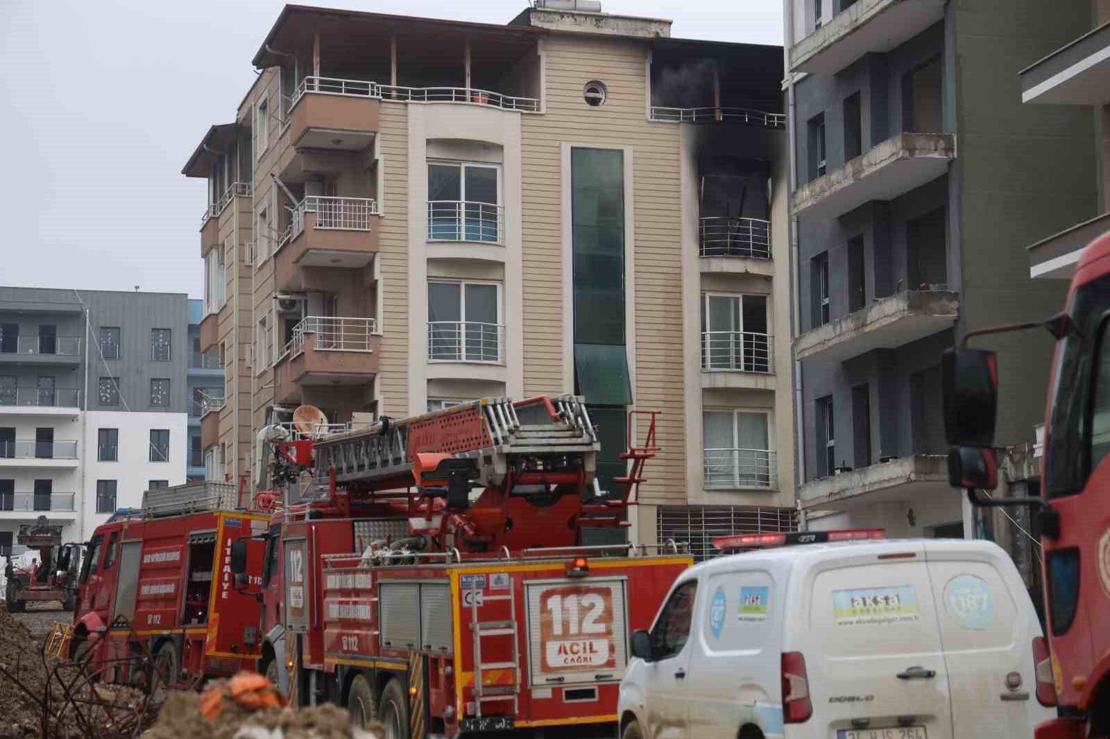 iscilerin kaldigi apartman dairesi alevlere teslim oldu 1 kCAIatnM