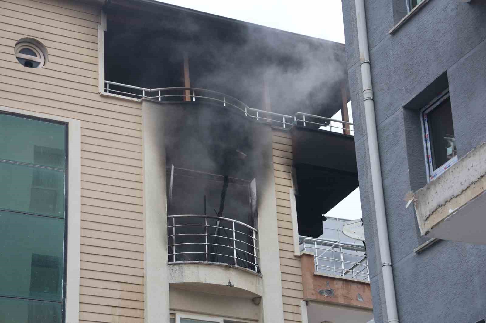 iscilerin kaldigi apartman dairesi alevlere teslim oldu 2 1YJ1zHrc