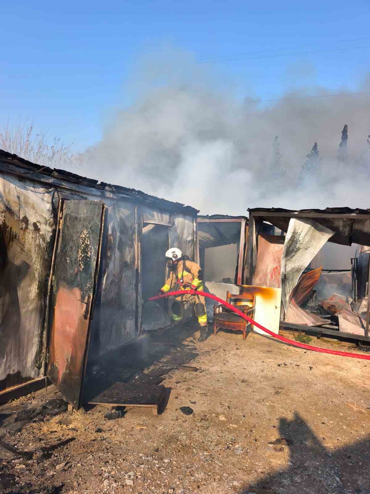 iscilerin kaldigi konteyner yatakhane alevlere teslim oldu 3 ulAIeXwk