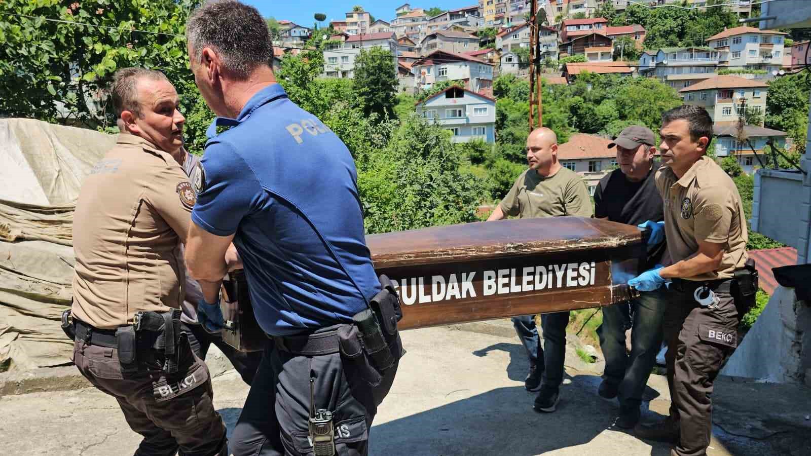 ise gelmeyince merak edip evine giden arkadaslari korkunc manzarayla karsilasti saglik calisani evinde olu 3hQQV9Tn