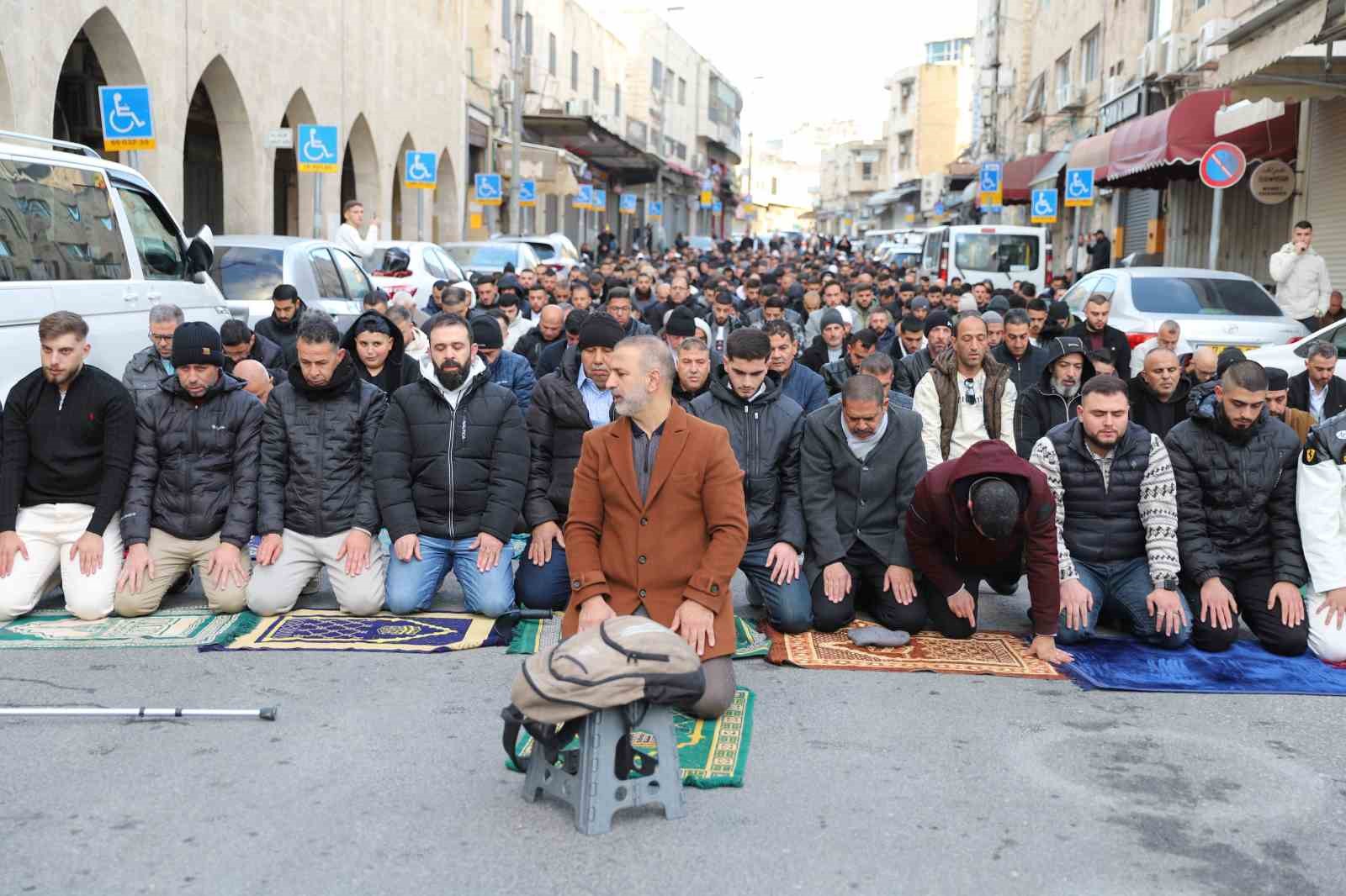 isgal altindaki dogu kuduste muslumanlar bayram namazini sokakta kildi 13