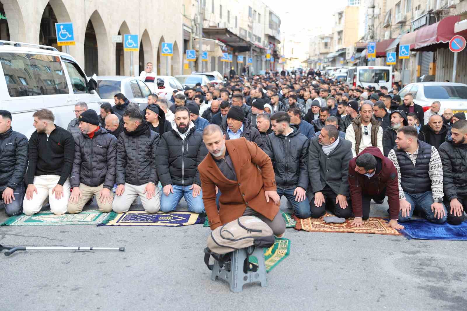 isgal altindaki dogu kuduste muslumanlar bayram namazini sokakta kildi 14 TsDSDlRv