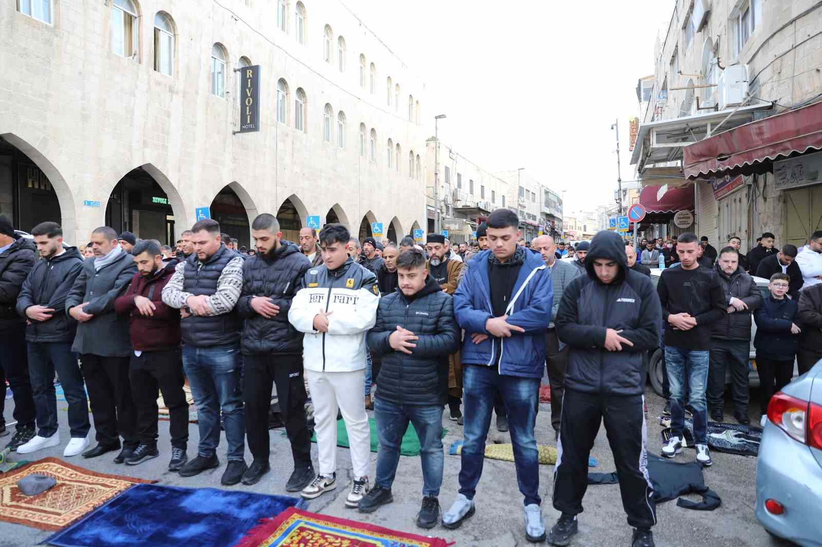 isgal altindaki dogu kuduste muslumanlar bayram namazini sokakta kildi 2