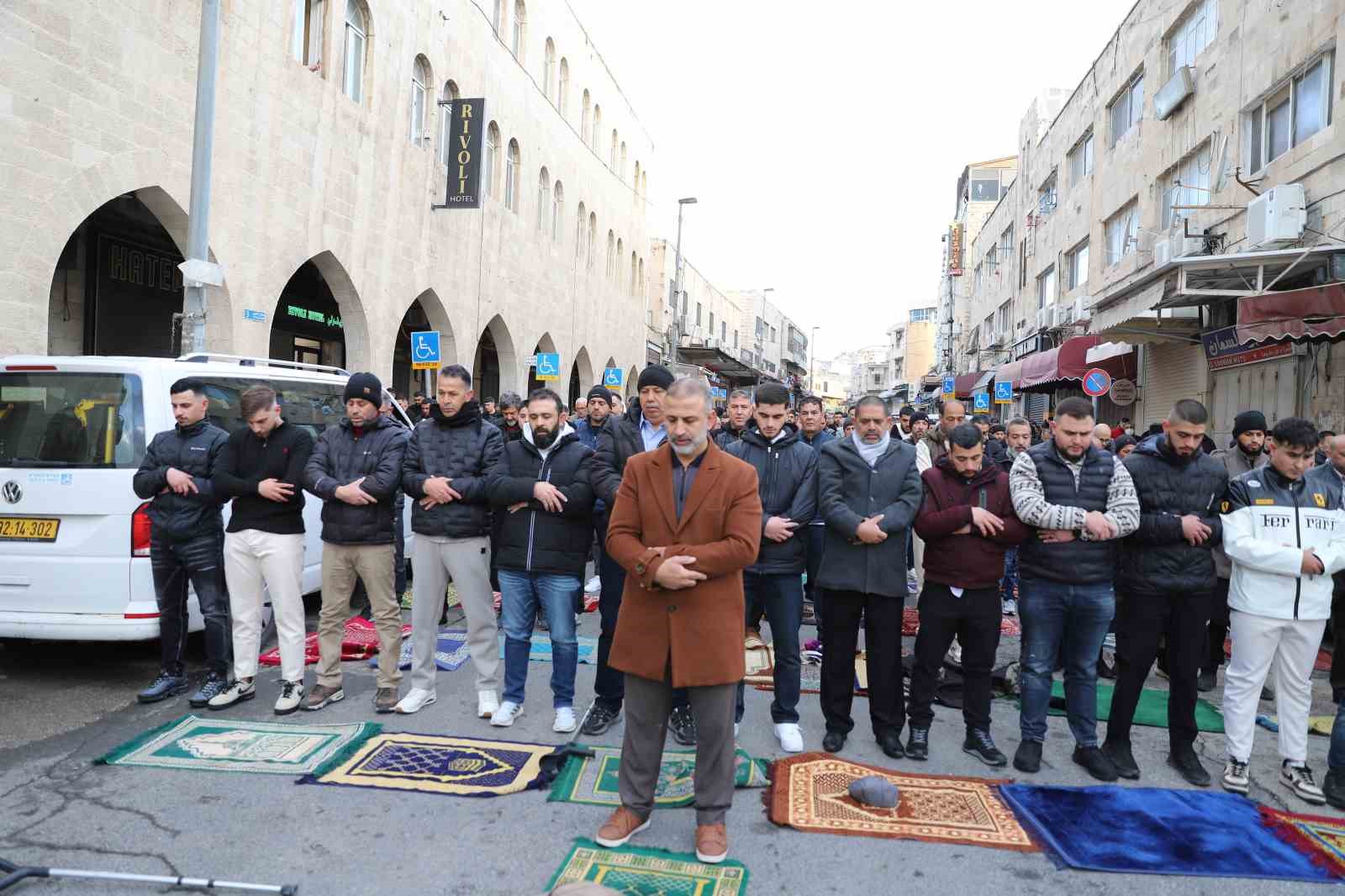 isgal altindaki dogu kuduste muslumanlar bayram namazini sokakta kildi 3 CrfUrmHf