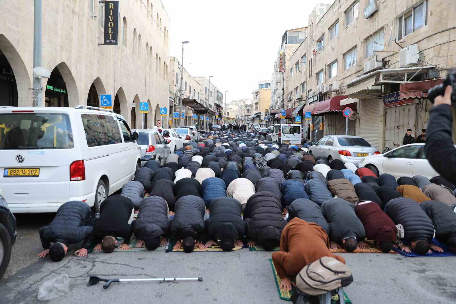 isgal altindaki dogu kuduste muslumanlar bayram namazini sokakta kildi 5 CO3OdXl7