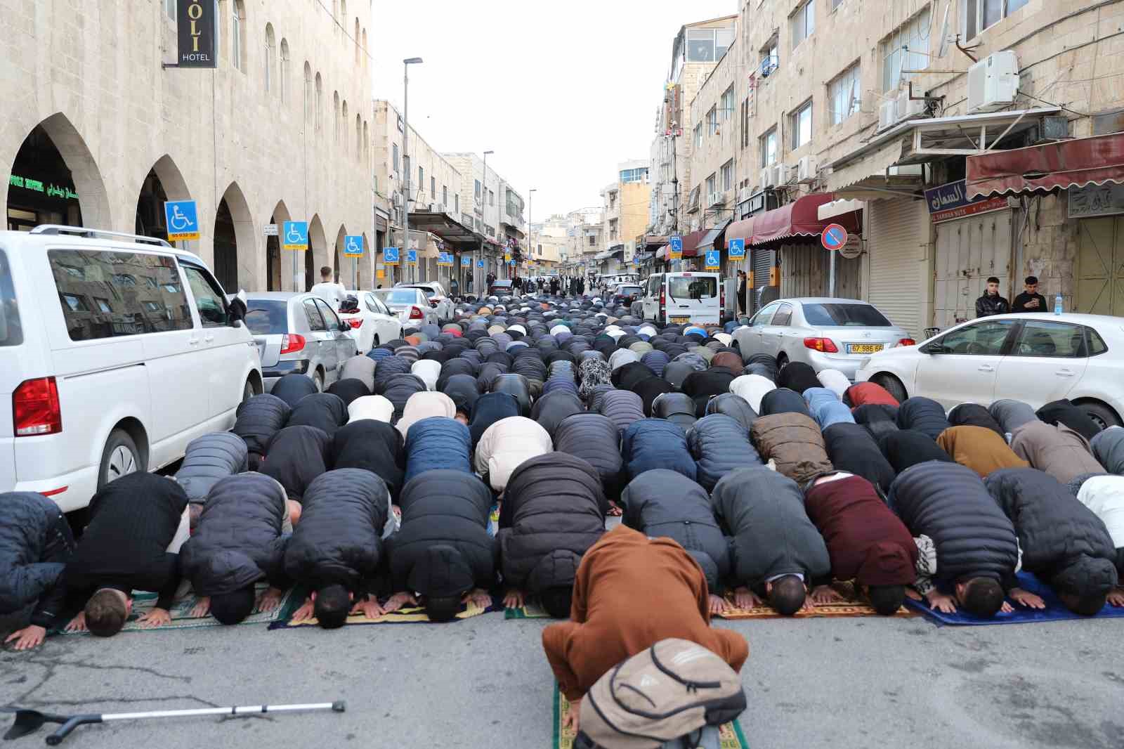 isgal altindaki dogu kuduste muslumanlar bayram namazini sokakta kildi 6 zL5DOfhb