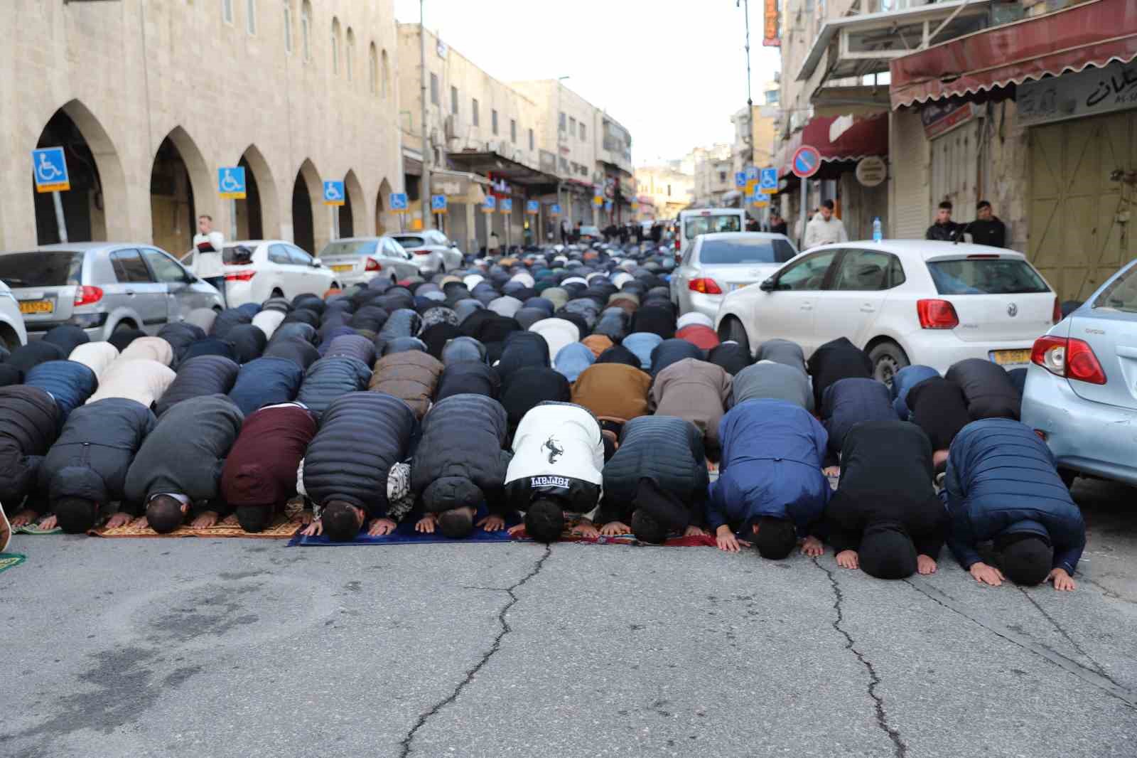 isgal altindaki dogu kuduste muslumanlar bayram namazini sokakta kildi 9 iLRpASVY