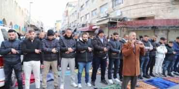 isgal-altindaki-dogu-kuduste-muslumanlar-bayram-namazini-sokakta-kildi-ClWbOrkr.jpg
