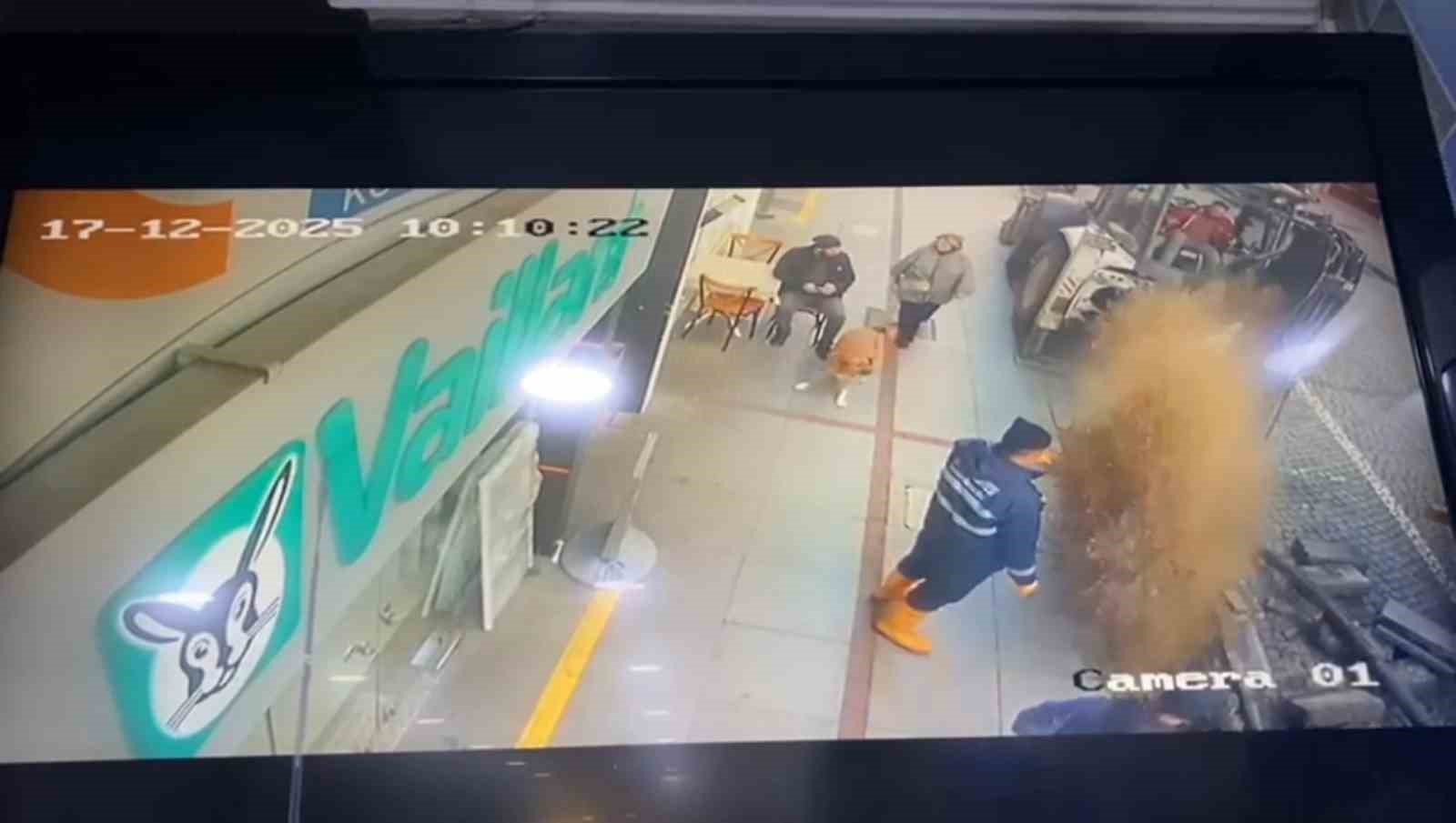 ishale hatti patlayinca tazyikli su etrafa sacildi 0 QSf86Qr6