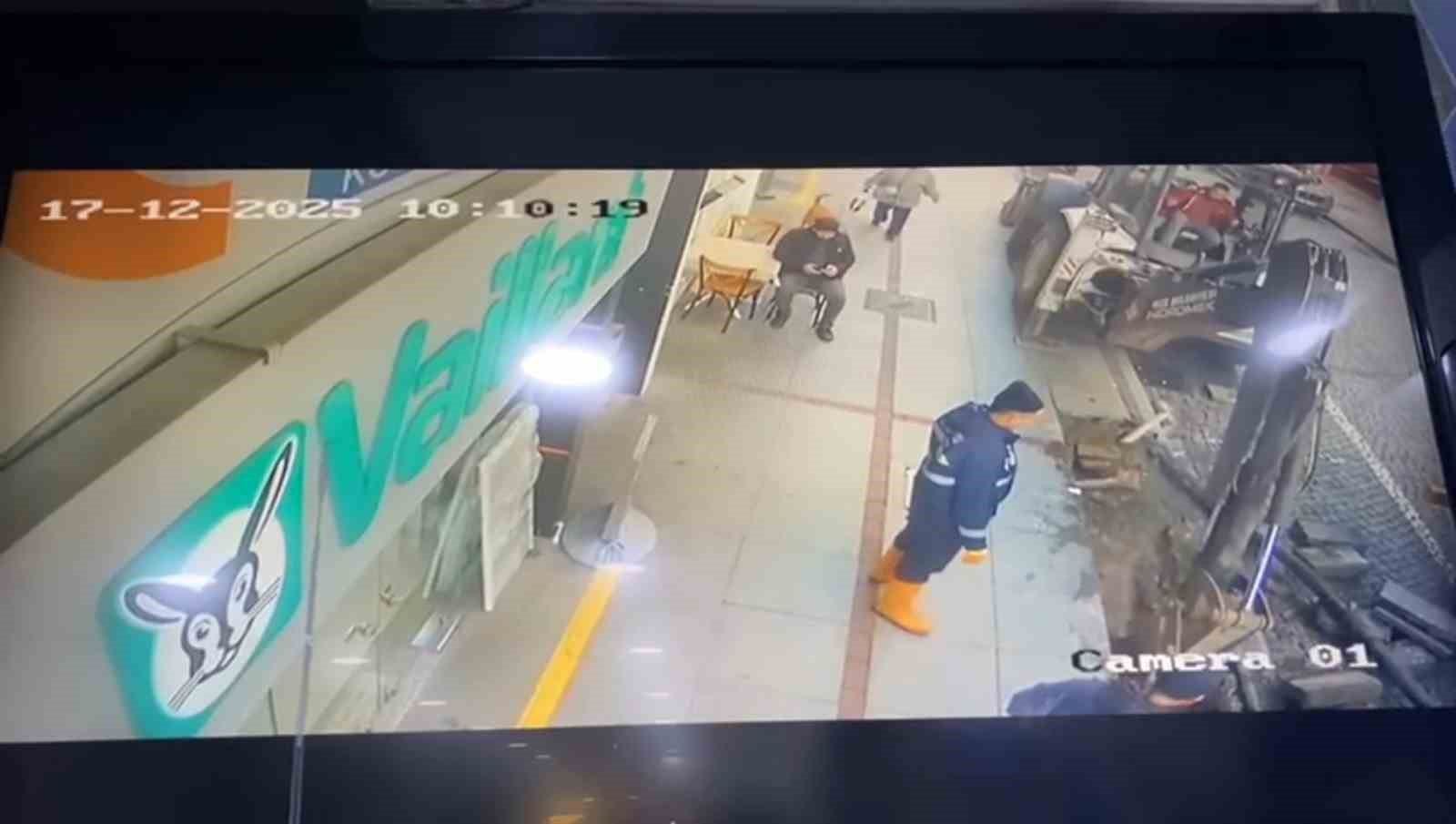 ishale hatti patlayinca tazyikli su etrafa sacildi 3 lQHsB9fp