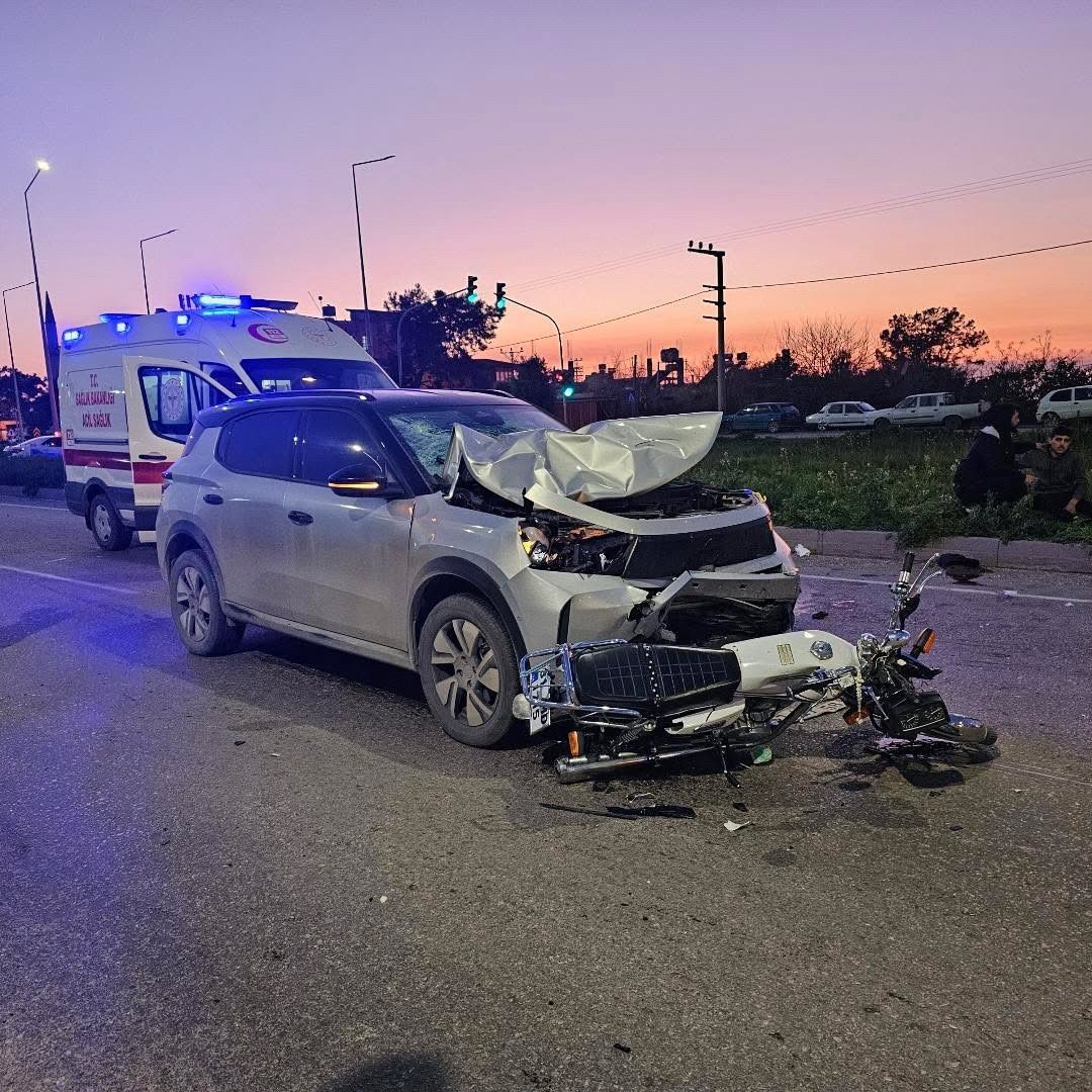 Işık ihlali yapan motosiklet otomobille çarpıştı: 2 yaralı 6 isik ihlali yapan motosiklet otomobille carpisti 2 yarali 2 sTeJLCqF