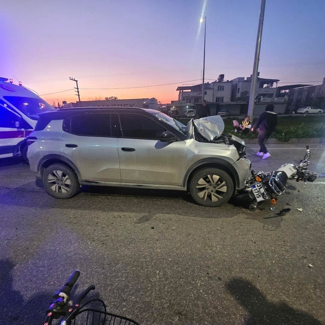 Işık ihlali yapan motosiklet otomobille çarpıştı: 2 yaralı 7 isik ihlali yapan motosiklet otomobille carpisti 2 yarali 3 Unr26jFW