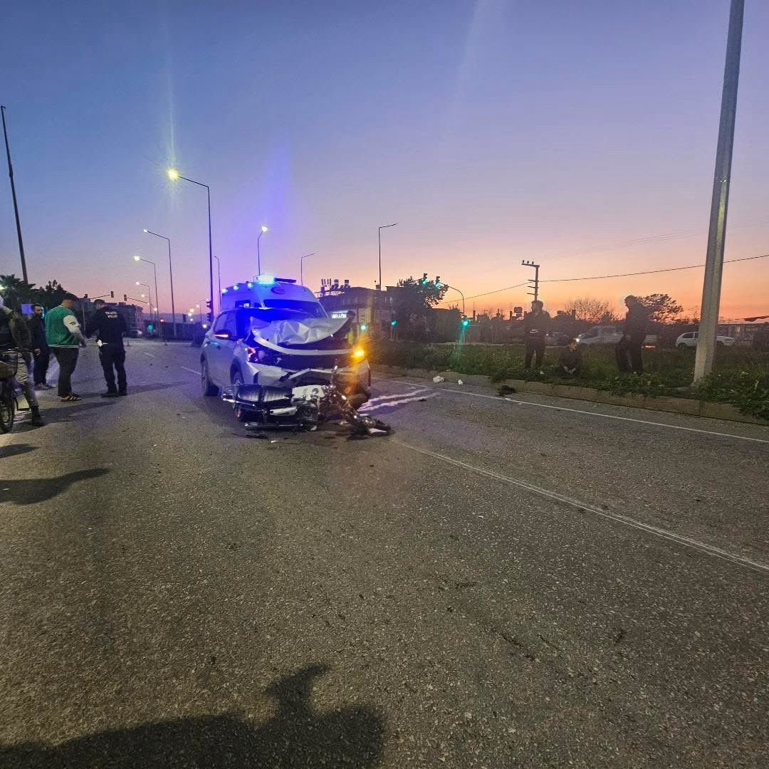 Işık ihlali yapan motosiklet otomobille çarpıştı: 2 yaralı 8 isik ihlali yapan motosiklet otomobille carpisti 2 yarali 4 DEGNj92u