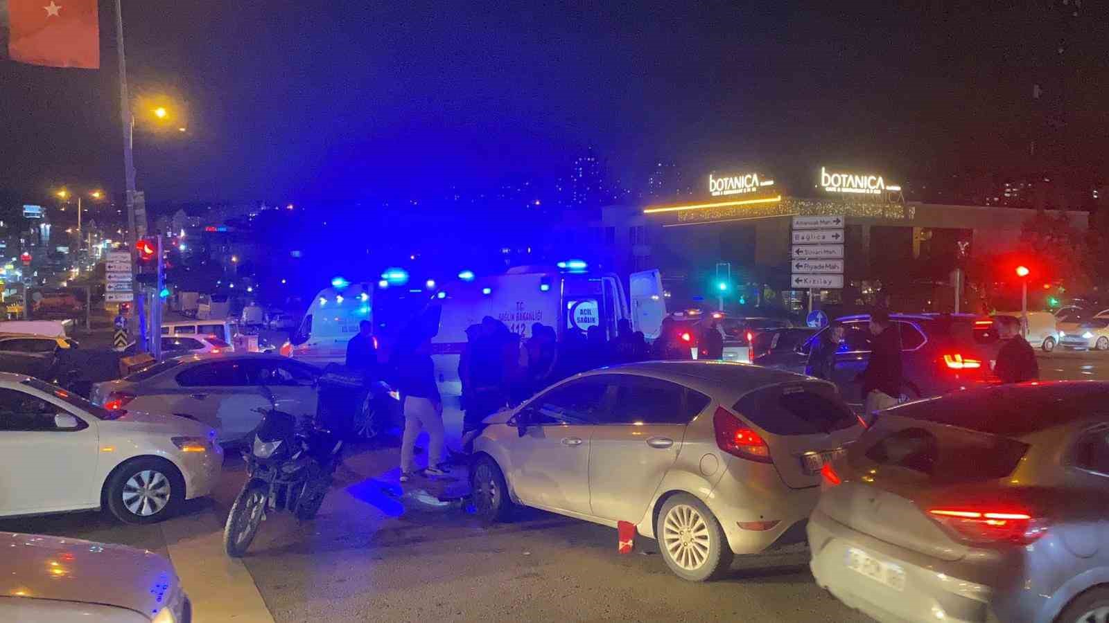 isik ihlali yapan otomobil iki motosiklete carpti 2 yarali 1 lbsZrIYC
