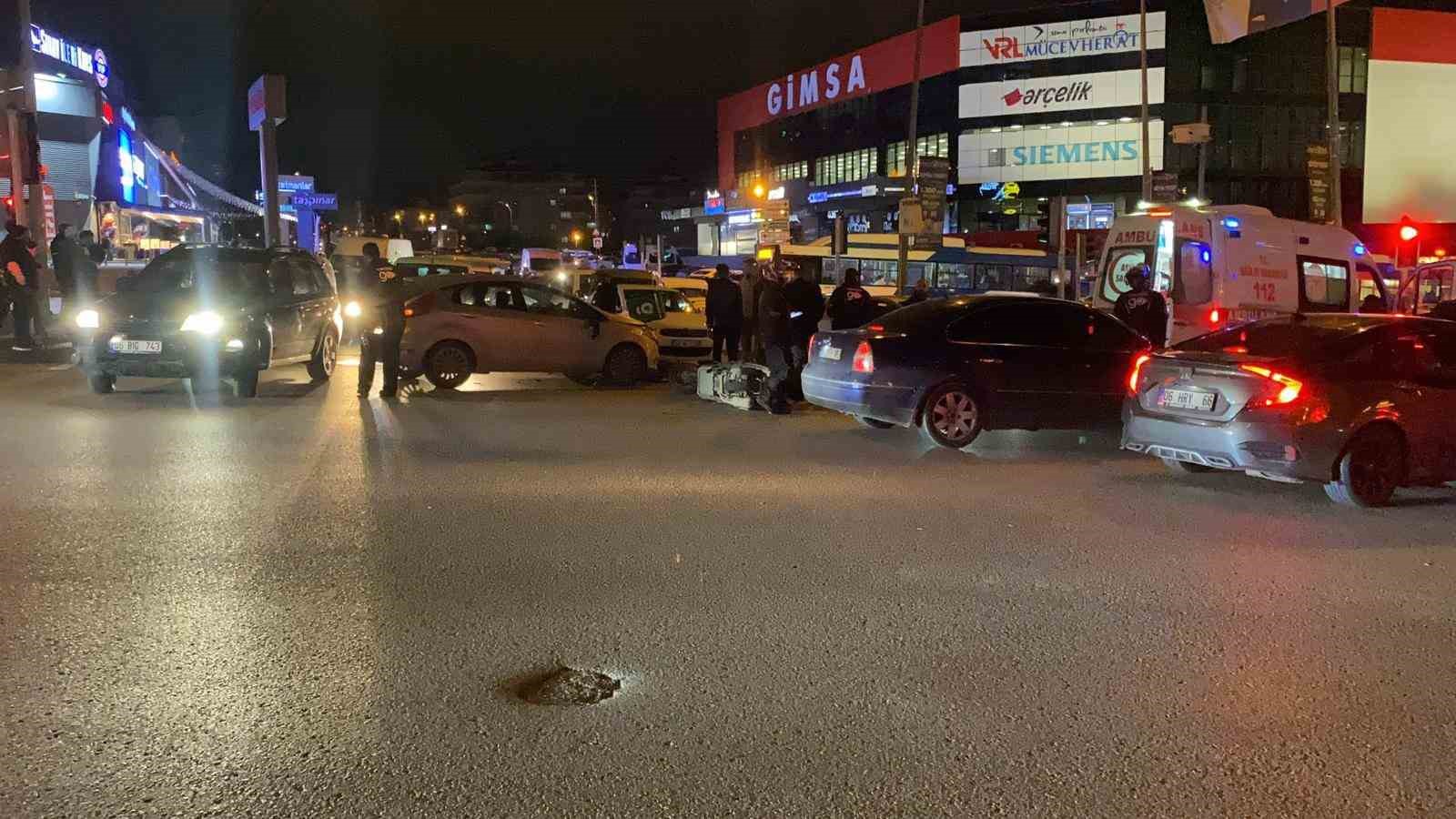 isik ihlali yapan otomobil iki motosiklete carpti 2 yarali 4 fXm294ZJ