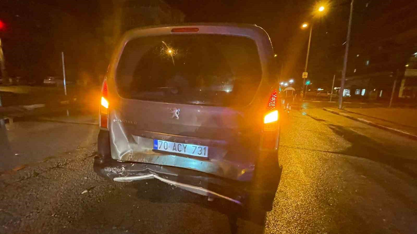isiklarda bekleyen araca otomobil arkadan carpti 1 yarali 1 AEepuHGV