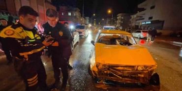 isiklarda-bekleyen-araca-otomobil-arkadan-carpti-1-yarali-ZeME9wDY.jpg