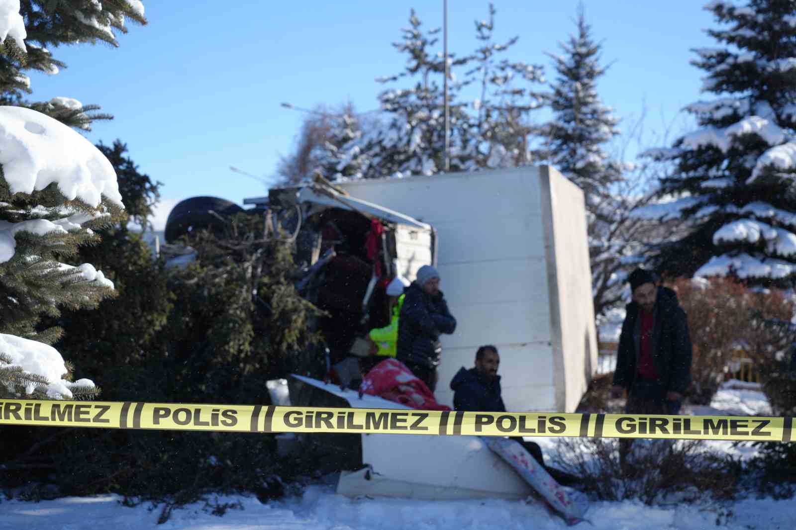 isiklarda duramayan kamyon devrildi carptigi agaci kokunden soktu 3 h3sPwlwj