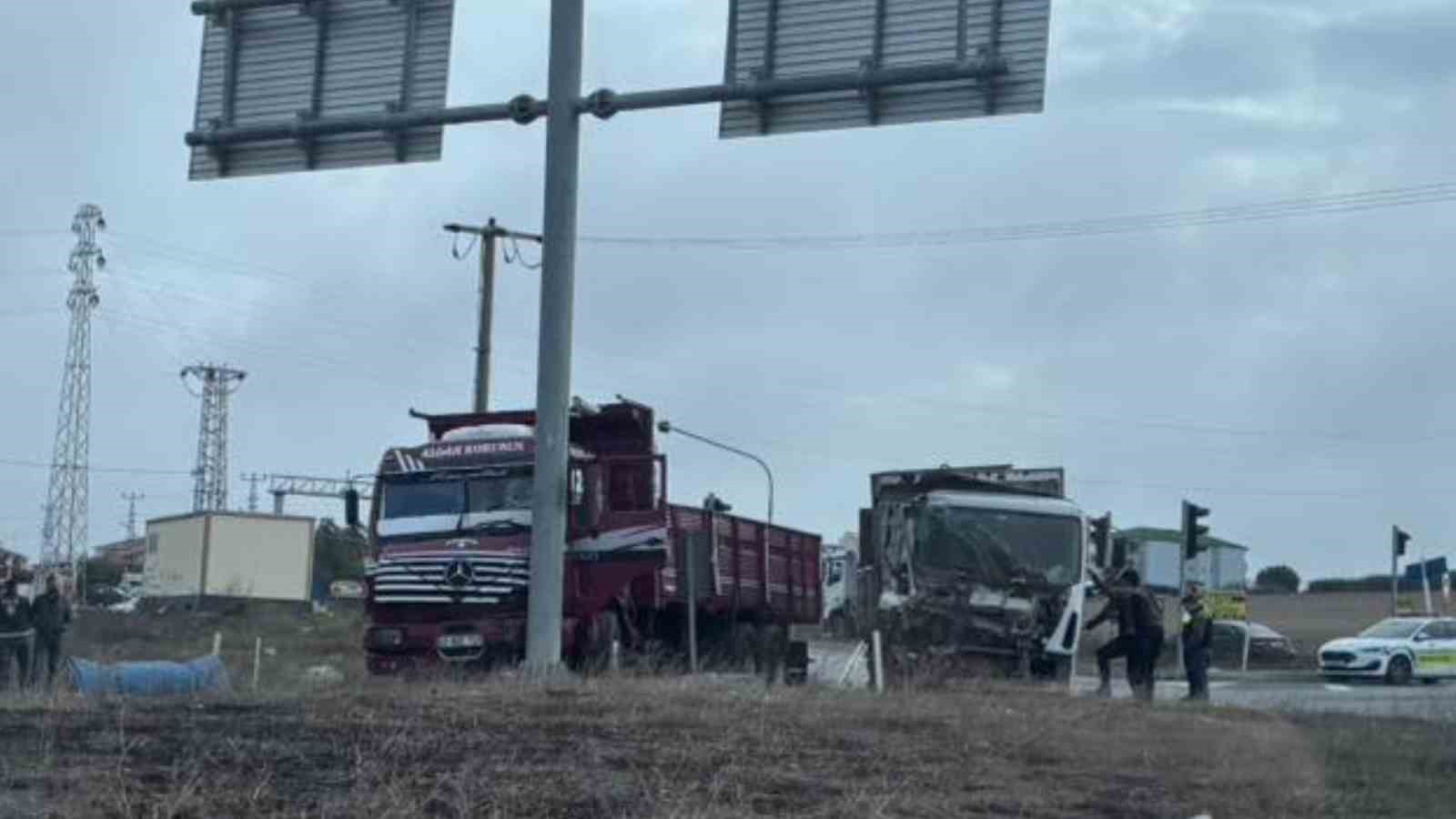 isikli kavsakta 2 kamyon carpisti suruculer yaralandi 0 gRRPf9eF
