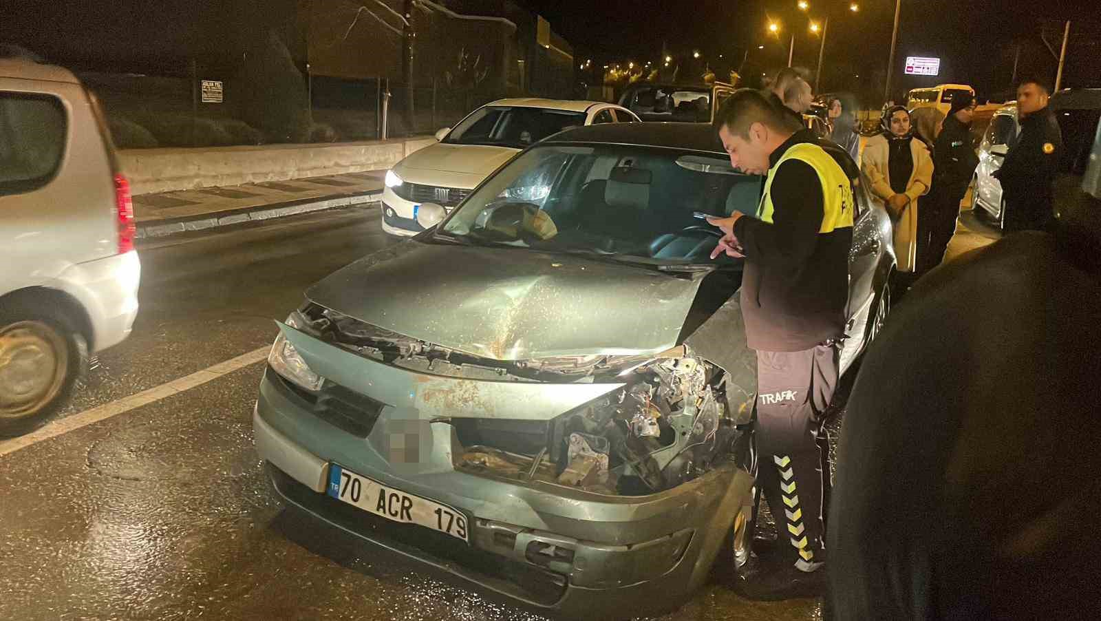 isikta bekleyen araclara carpan otomobil zincirleme kazaya neden oldu 2 yarali 1 cAfVPCPR