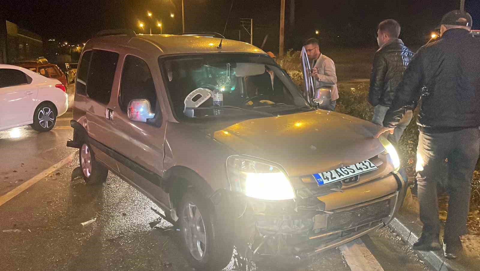 isikta bekleyen araclara carpan otomobil zincirleme kazaya neden oldu 2 yarali 2 b5S2lXhW