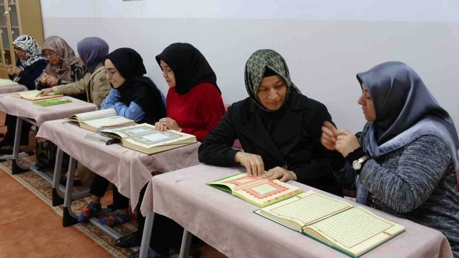 isitme engelli kadin kuran i kerimi bir ayda ogrendi 3 qHLIicbI