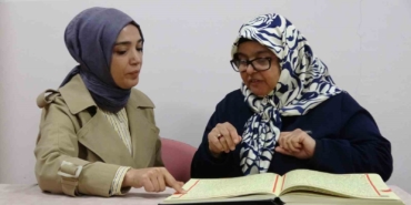 isitme-engelli-kadin-kuran-i-kerimi-bir-ayda-ogrendi-kYf9V2pS.jpg