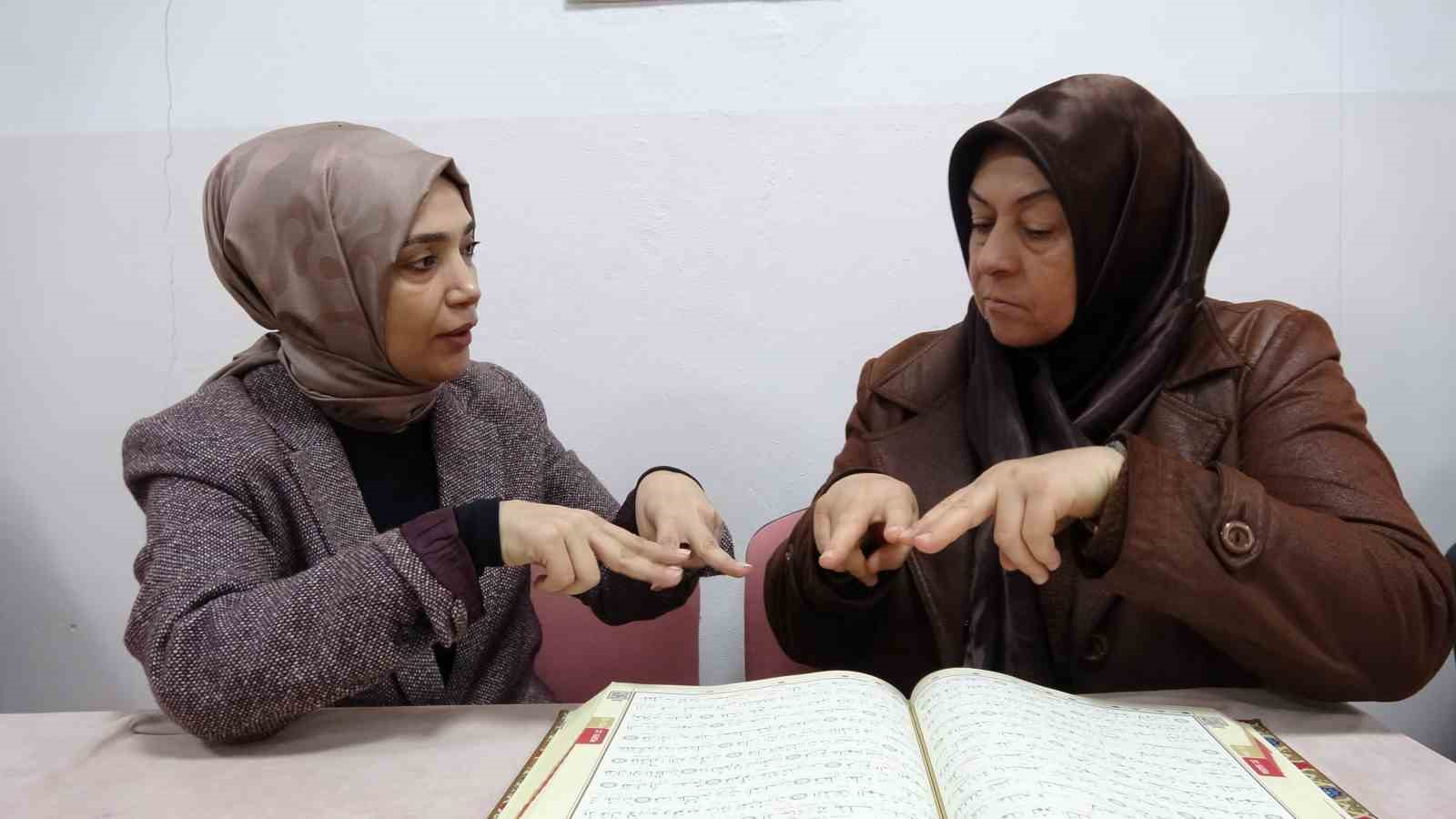 isitme engelli kadin kuran i kerimi isaret diliyle ogrendi 0