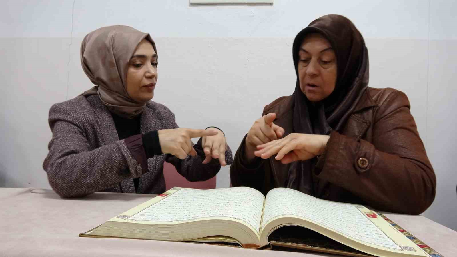 isitme engelli kadin kuran i kerimi isaret diliyle ogrendi 1 JISUtM9d