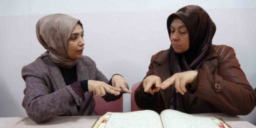 isitme-engelli-kadin-kuran-i-kerimi-isaret-diliyle-ogrendi-bhq5gl5h.jpg