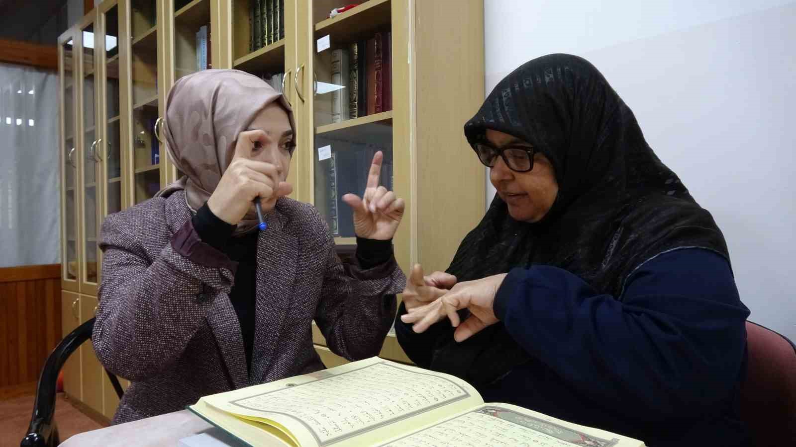 isitme engelli kadinlar isaret diliyle kuran i kerim ogreniyor 0 pPEMrLN3