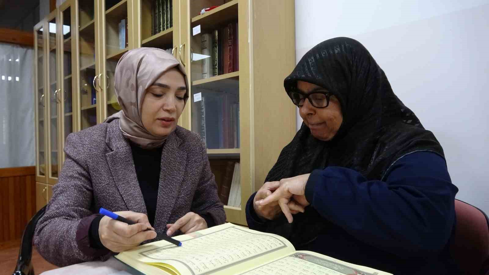 isitme engelli kadinlar isaret diliyle kuran i kerim ogreniyor 1 wKbZRBm1