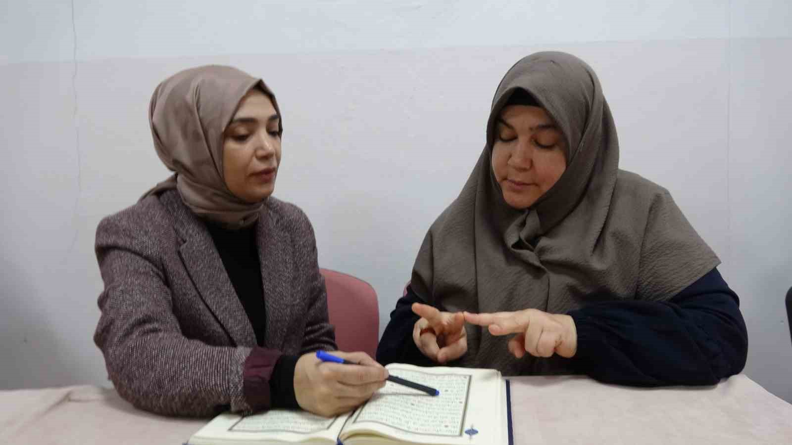 isitme engelli kadinlar isaret diliyle kuran i kerim ogreniyor 2 lFtOgJsW