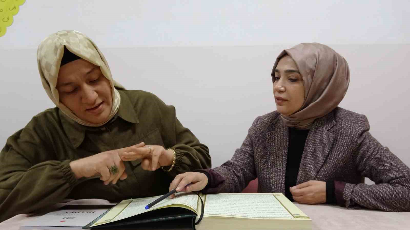 isitme engelli kadinlar isaret diliyle kuran i kerim ogreniyor 3 jhM11PGE