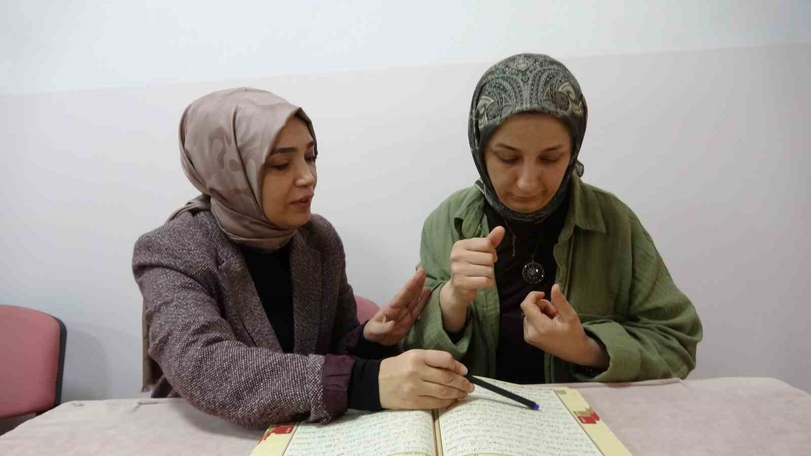 isitme engelli kadinlar isaret diliyle kuran i kerim ogreniyor 4 GAjZuz8V