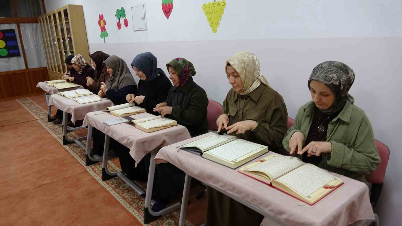 isitme engelli kadinlar isaret diliyle kuran i kerim ogreniyor 5 de5HhZqO