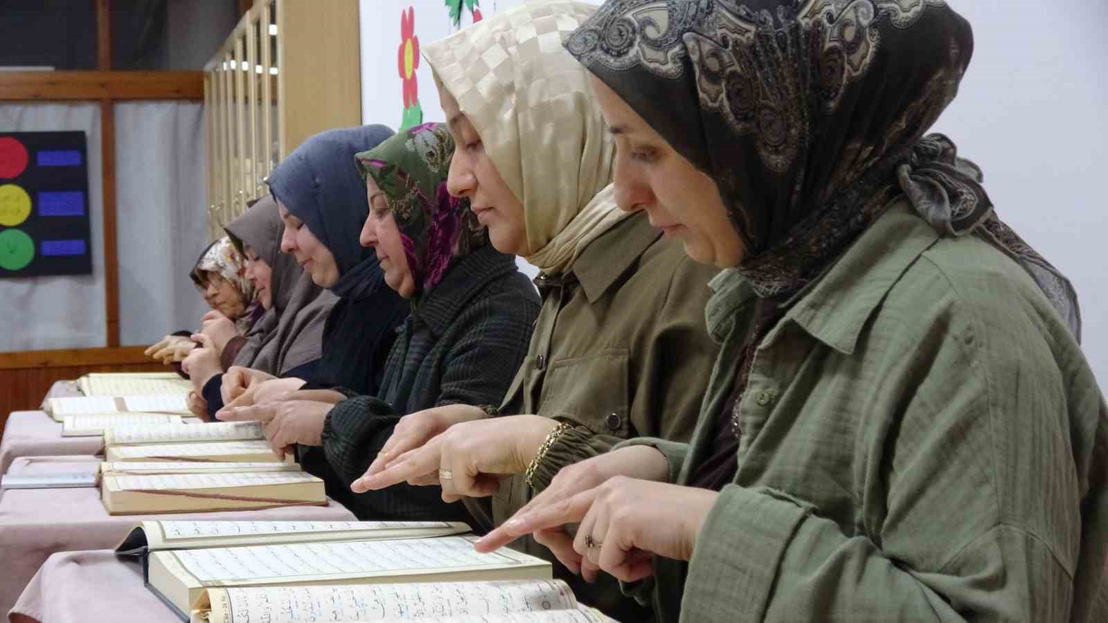 isitme engelli kadinlar isaret diliyle kuran i kerim ogreniyor 6 v3L7fNOk