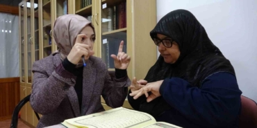 isitme-engelli-kadinlar-isaret-diliyle-kuran-i-kerim-ogreniyor-QLhkN1UI.jpg